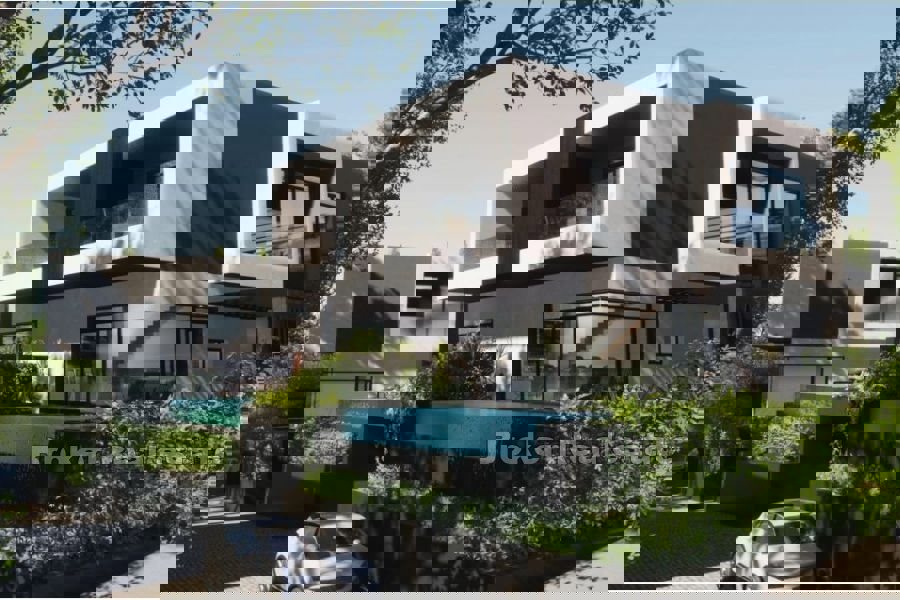 Lussuoso appartamento su due piani in una villa con piscina