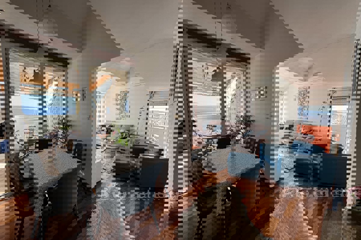 Un bellissimo appartamento soleggiato con vista mare