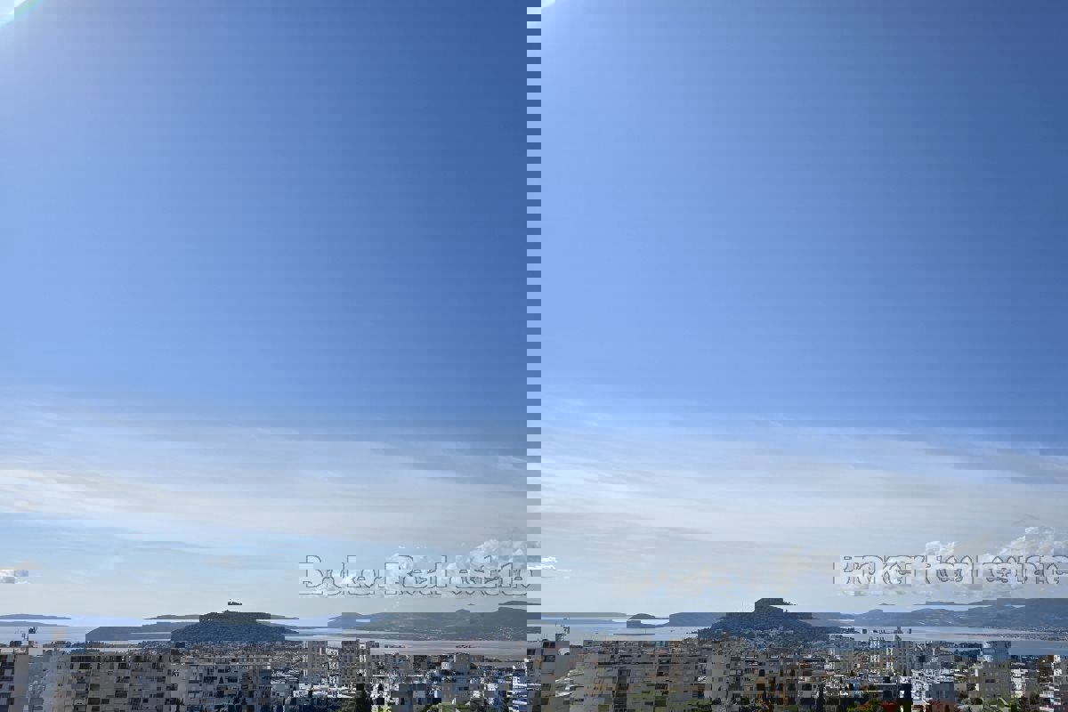 Un bellissimo appartamento soleggiato con vista mare