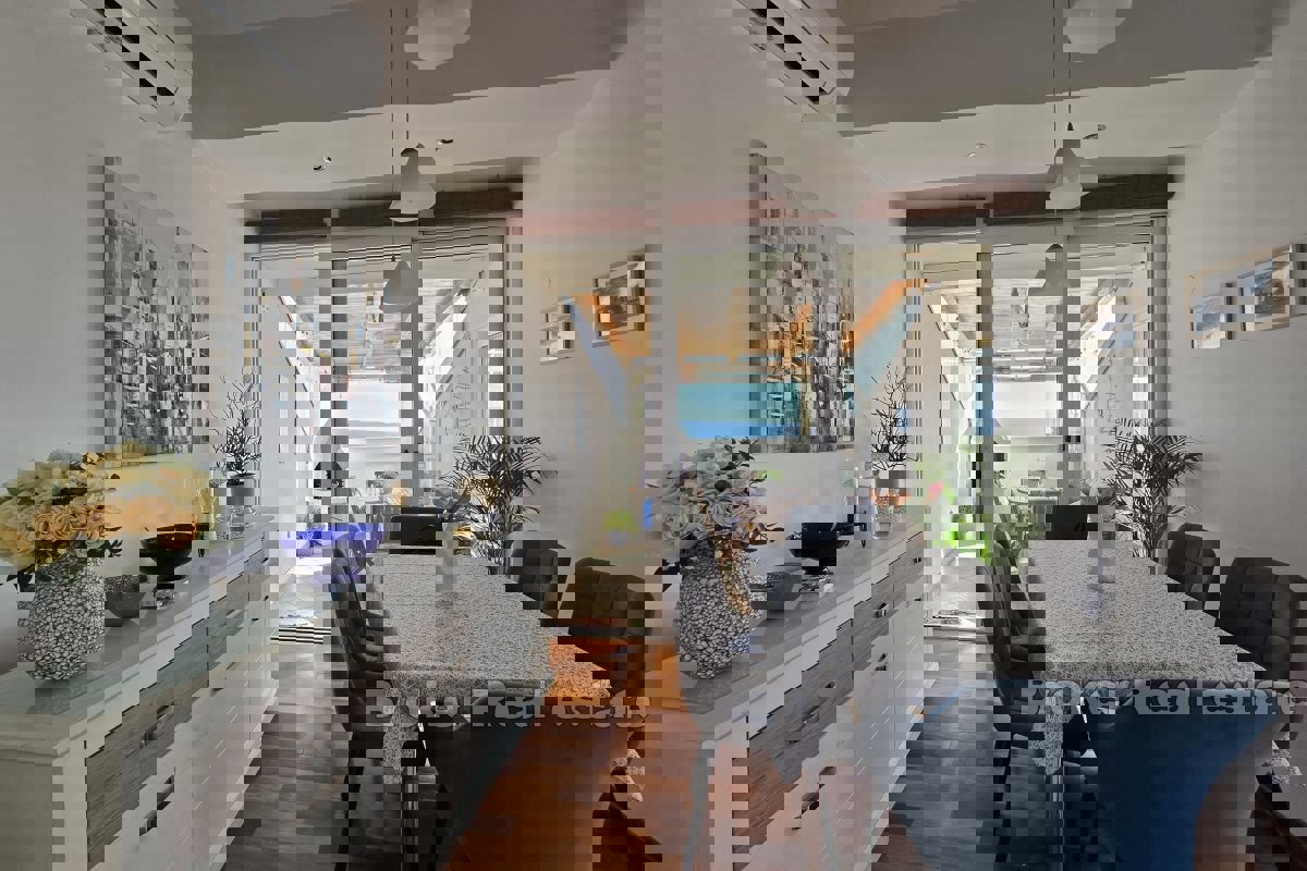 Un bellissimo appartamento soleggiato con vista mare