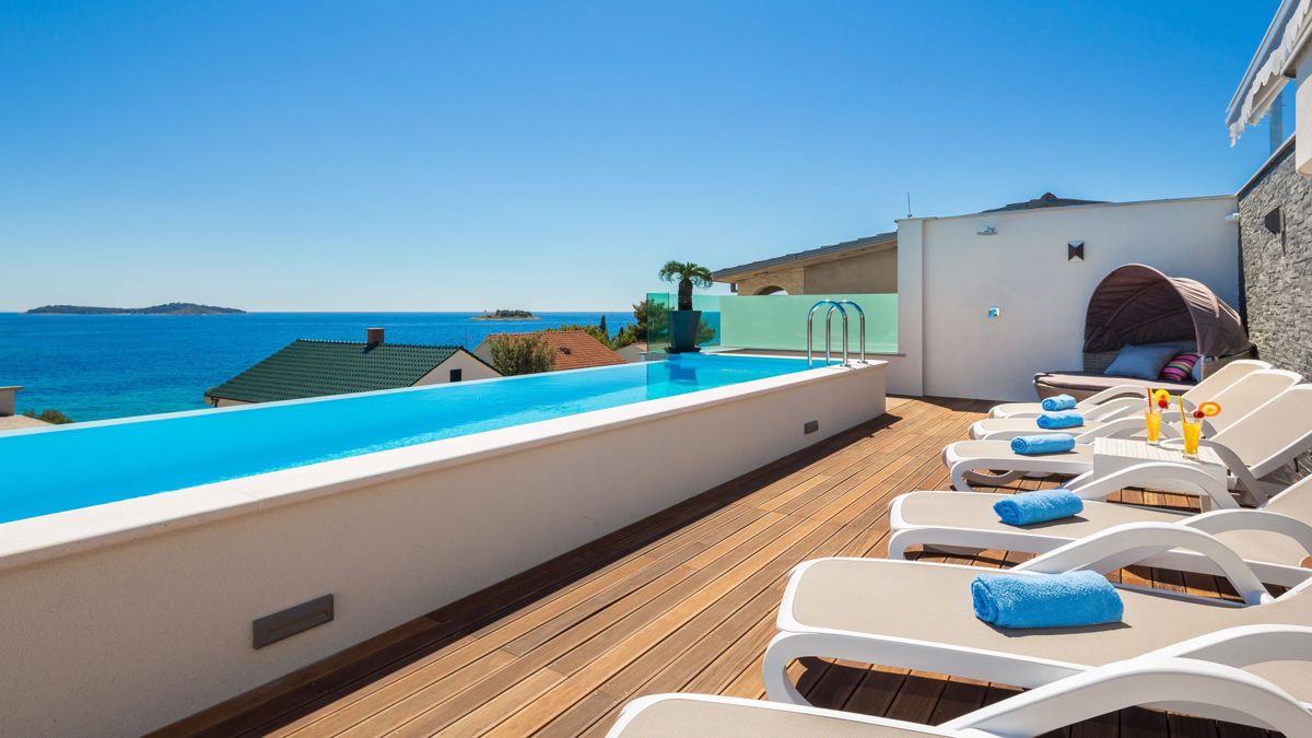 Incredibile, villa di lusso, a soli 50 metri dalla spiaggia