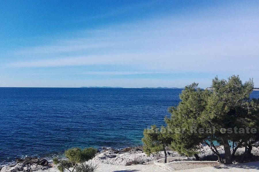 Casa con grande trama, prima fila al mare