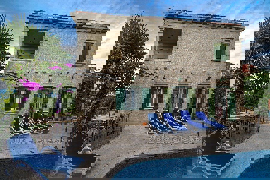 Casa in pietra con piscina e vista panoramica, in vendita