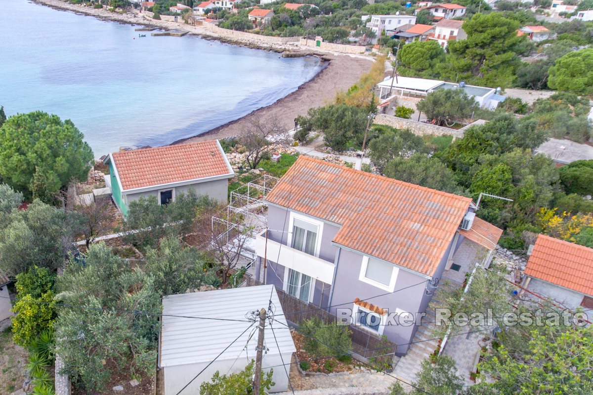 Casa a due piani, seconda fila al mare