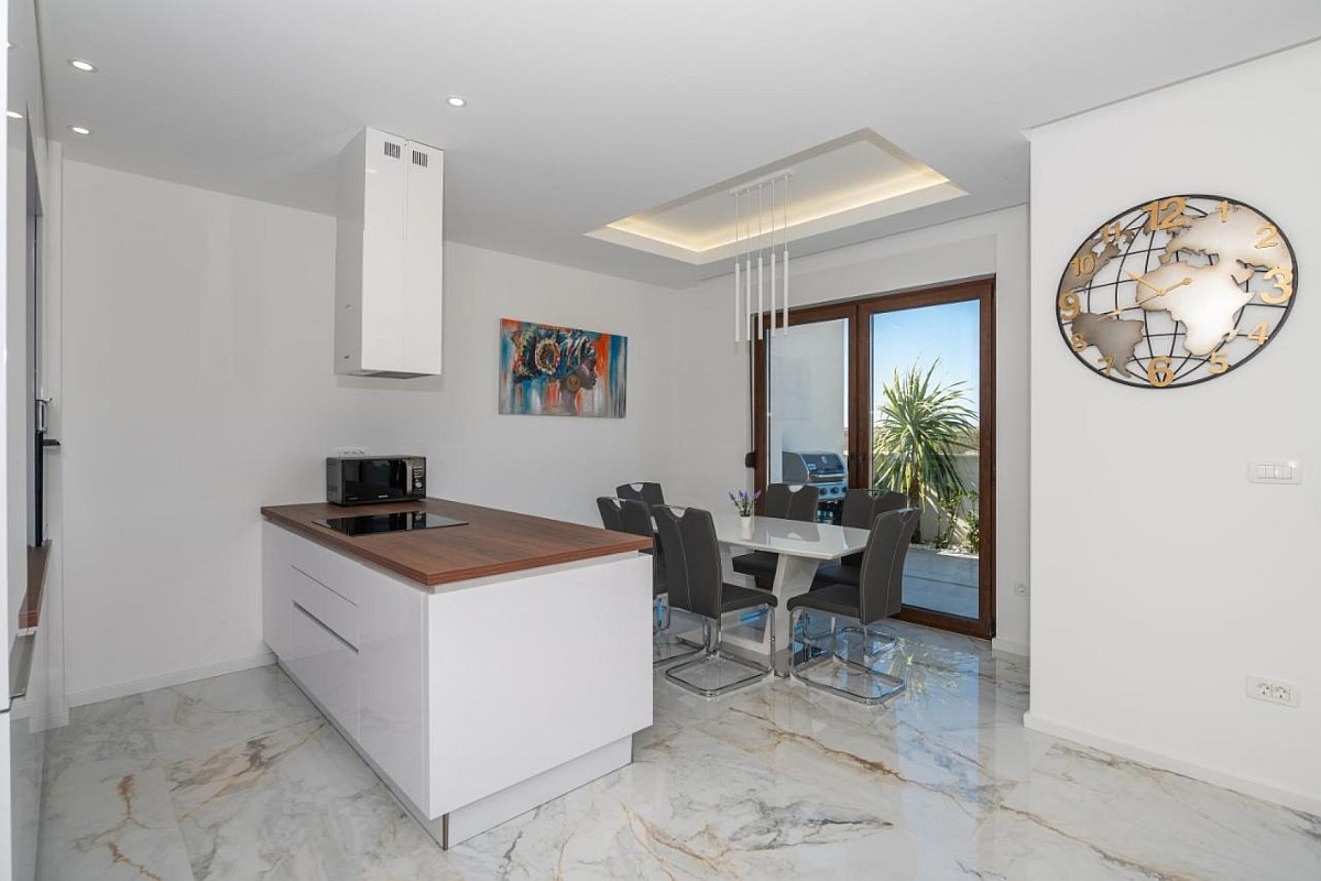 Bellissima villa con vista sulla costa mediterranea