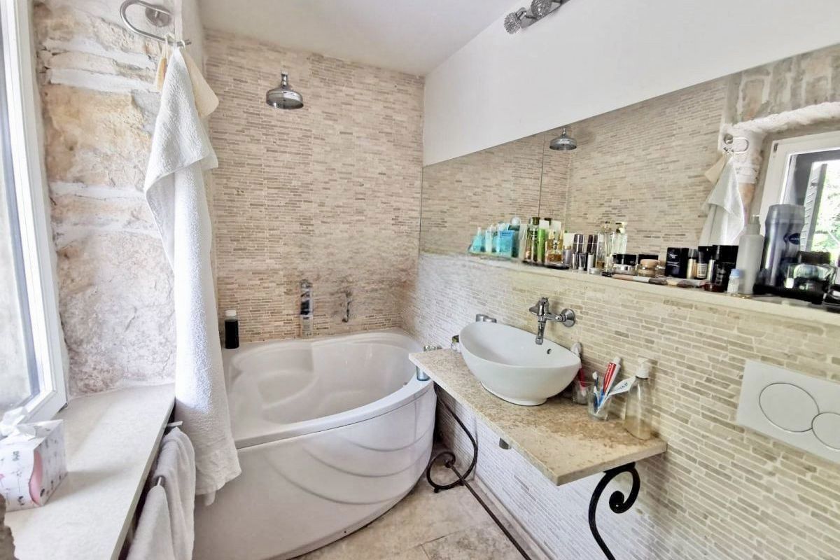 Casa in pietra con piscina in posizione tranquilla