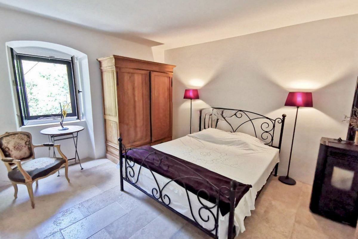 Casa in pietra con piscina in posizione tranquilla