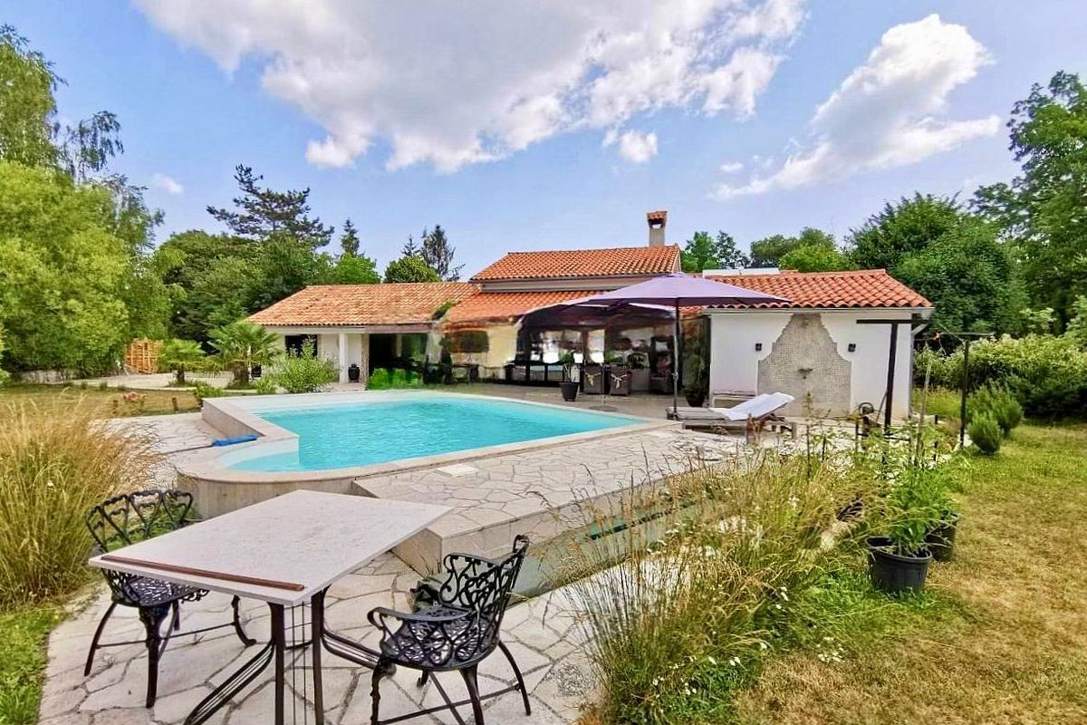 Casa in pietra con piscina in posizione tranquilla