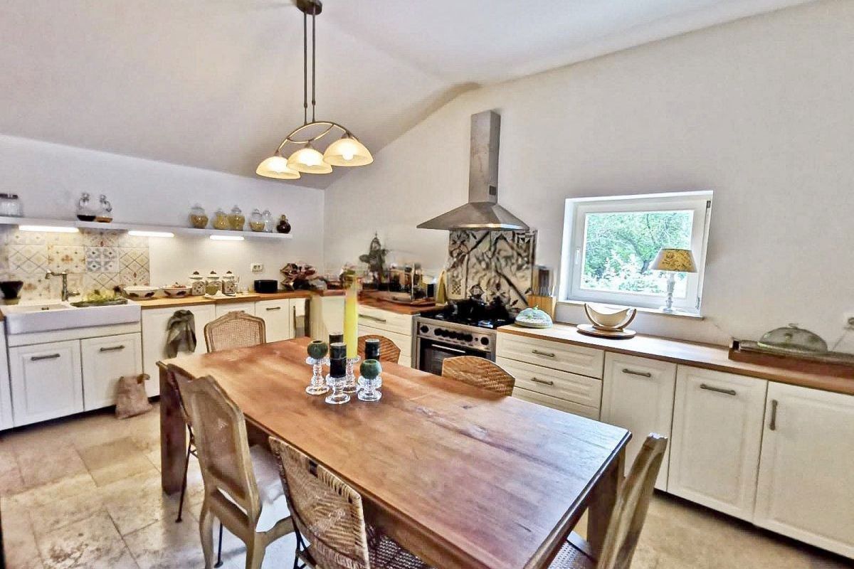 Casa in pietra con piscina in posizione tranquilla