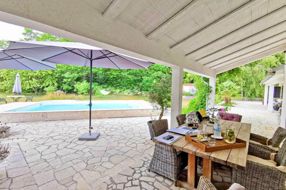 Casa in pietra con piscina in posizione tranquilla