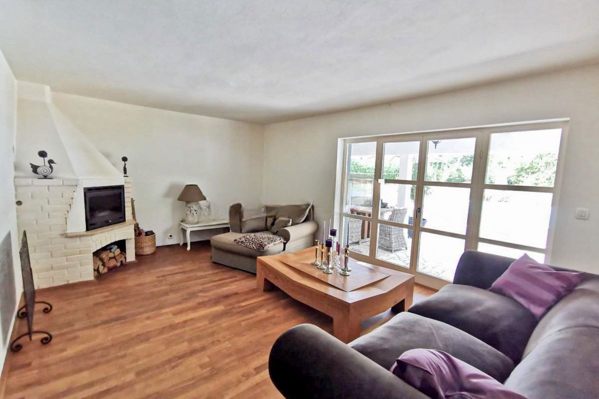 Casa in pietra con piscina in posizione tranquilla