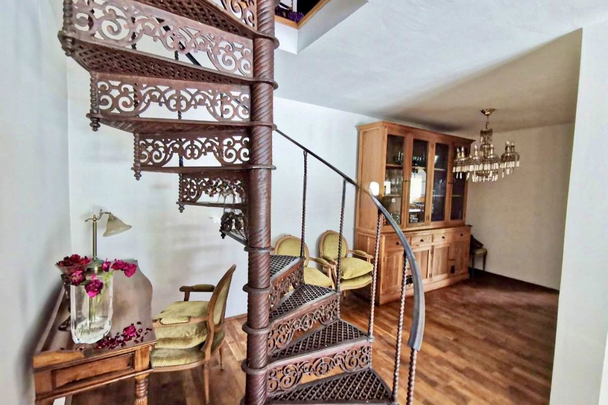 Casa in pietra con piscina in posizione tranquilla