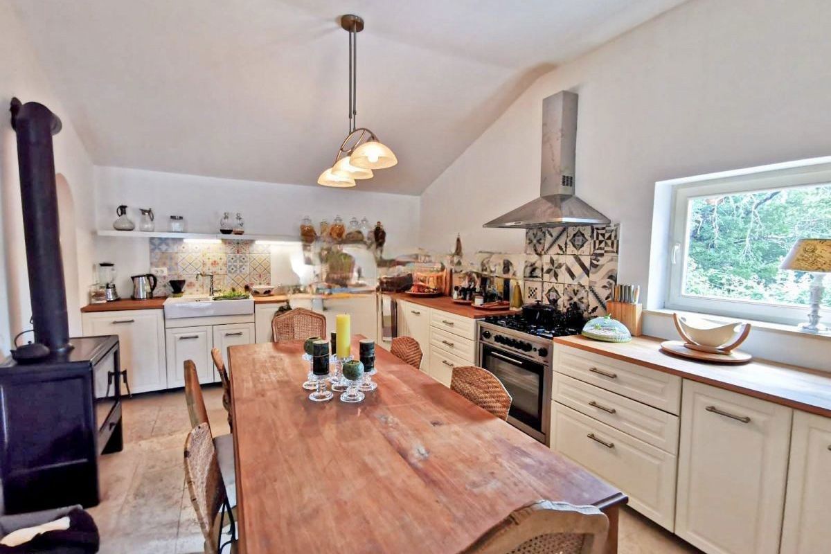 Casa in pietra con piscina in posizione tranquilla