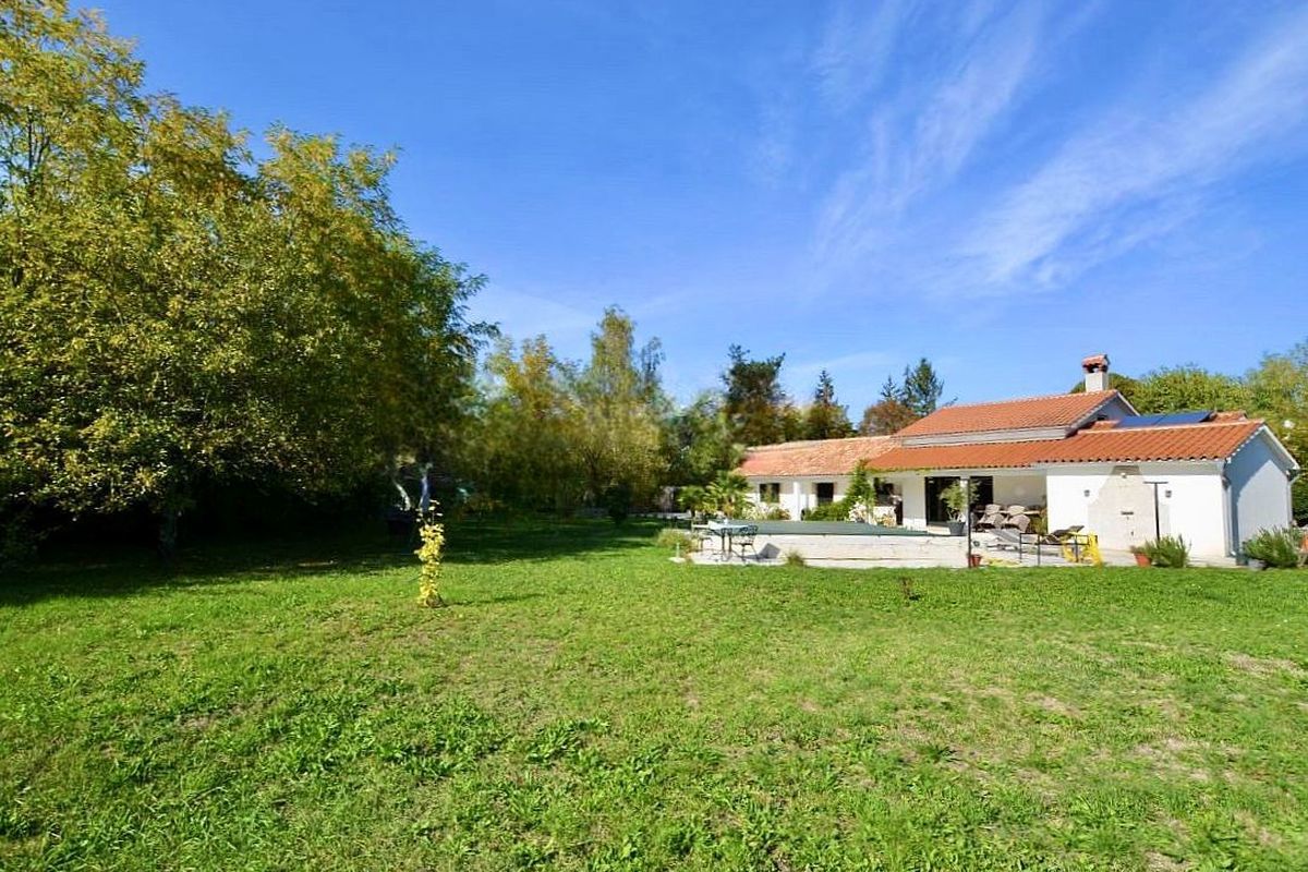 Casa in pietra con piscina in posizione tranquilla