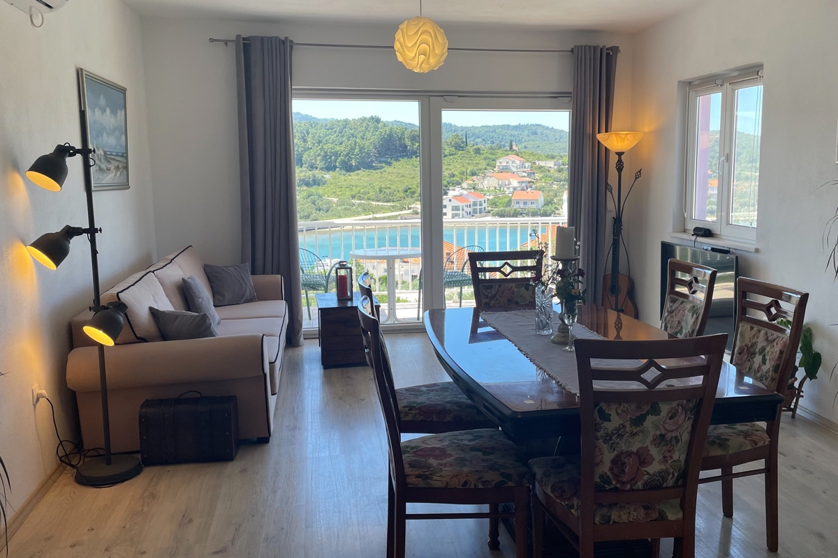 Appartamento su due piani con vista mare, in posizione attraente