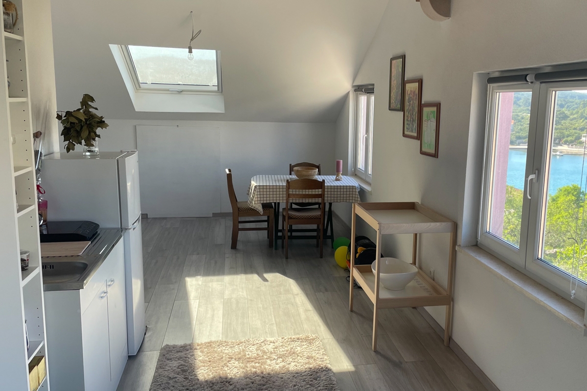 Appartamento su due piani con vista mare, in posizione attraente