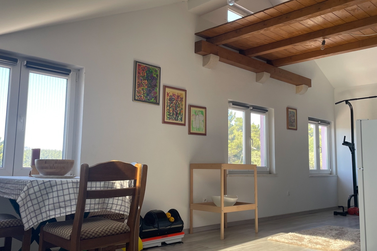 Appartamento su due piani con vista mare, in posizione attraente