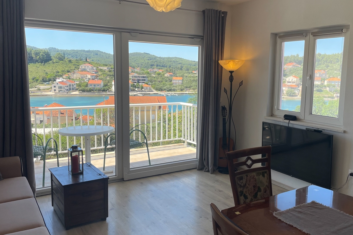 Appartamento su due piani con vista mare, in posizione attraente