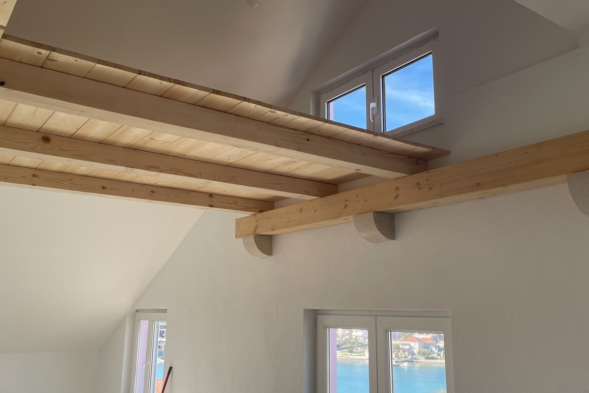 Appartamento su due piani con vista mare, in posizione attraente