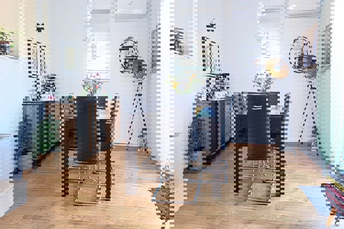 Casa ristrutturata con due unità abitative, vicino al mare