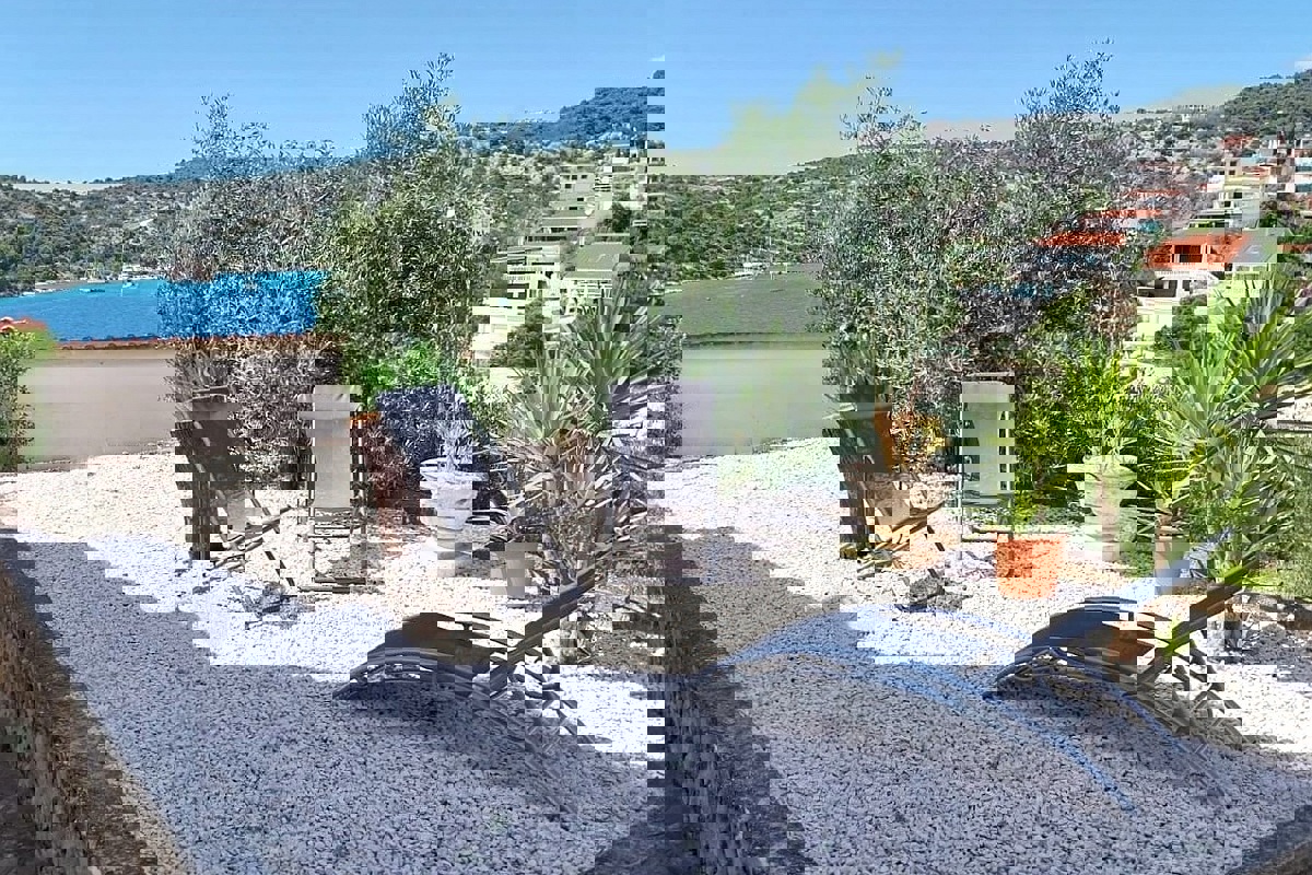 Casa ristrutturata con due unità abitative, vicino al mare