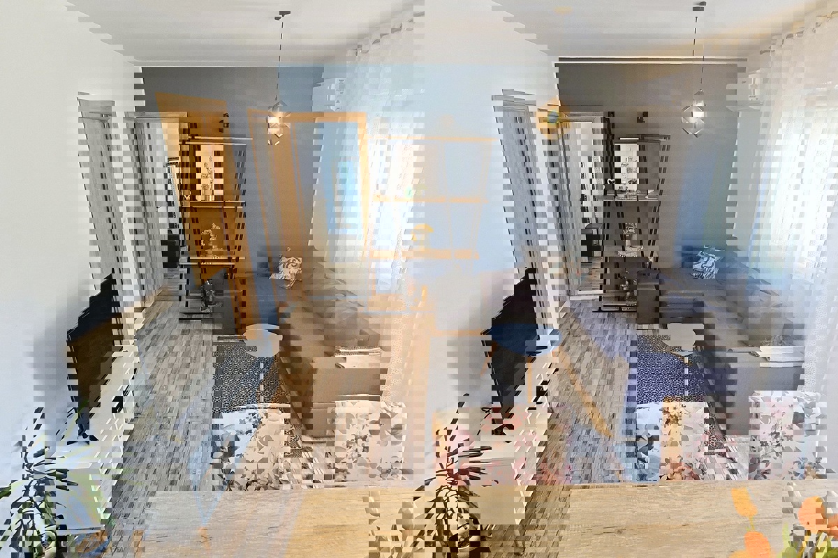 Casa ristrutturata con due unità abitative, vicino al mare