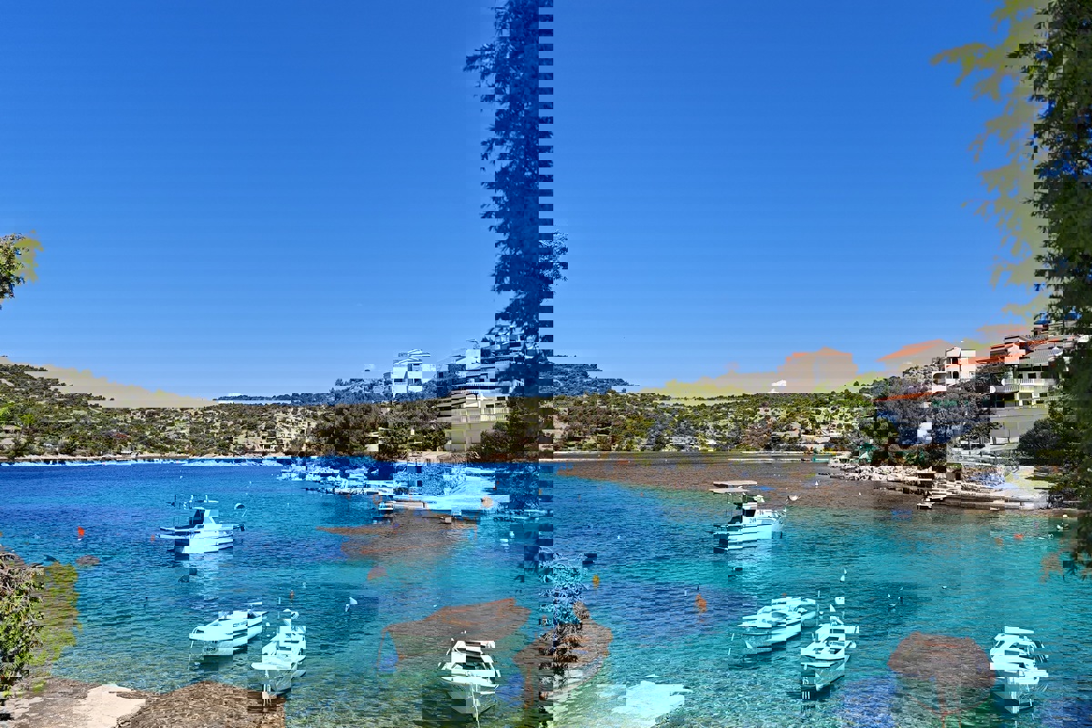 Casa ristrutturata con due unità abitative, vicino al mare