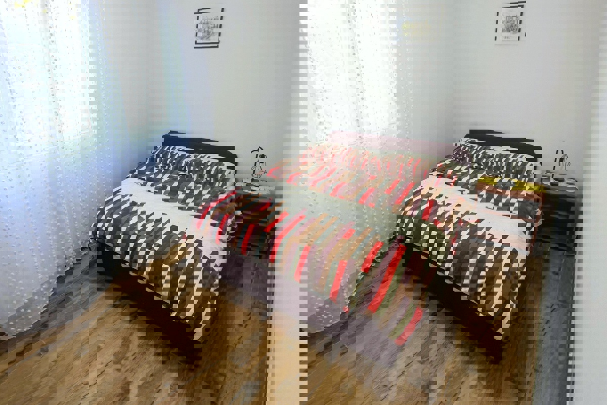 Casa ristrutturata con due unità abitative, vicino al mare