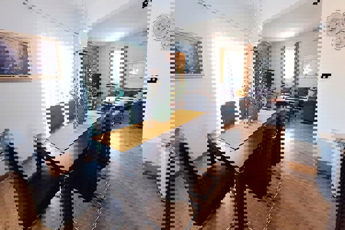 Casa ristrutturata con due unità abitative, vicino al mare