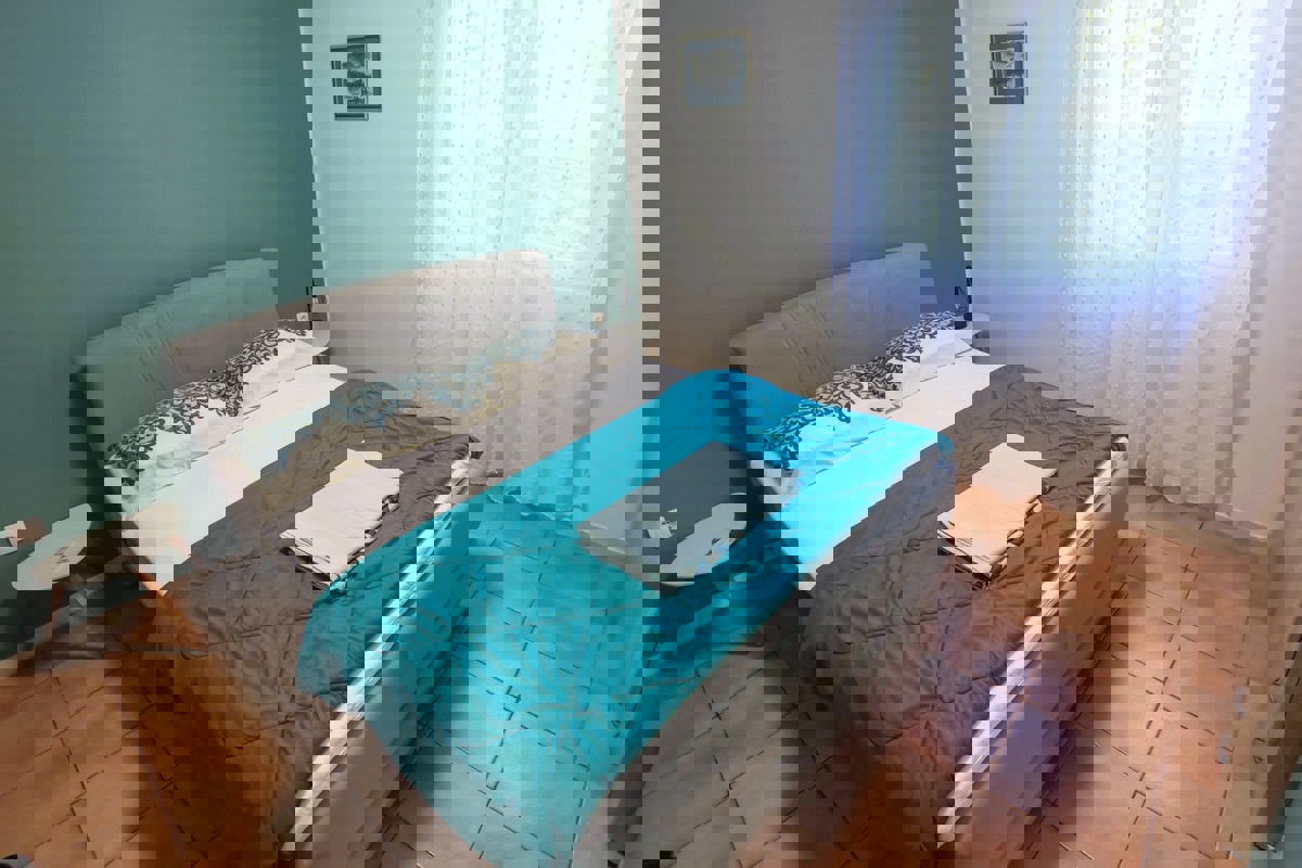 Casa ristrutturata con due unità abitative, vicino al mare