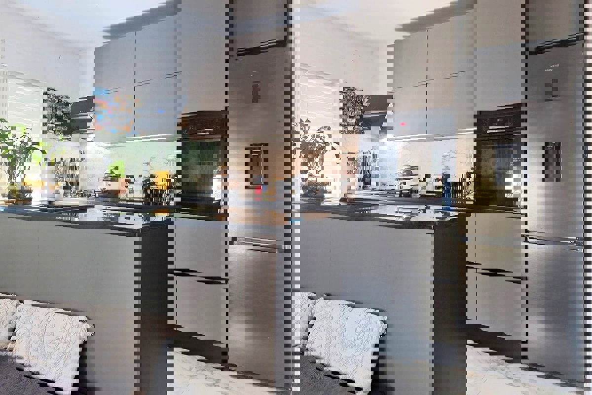 Casa ristrutturata con due unità abitative, vicino al mare