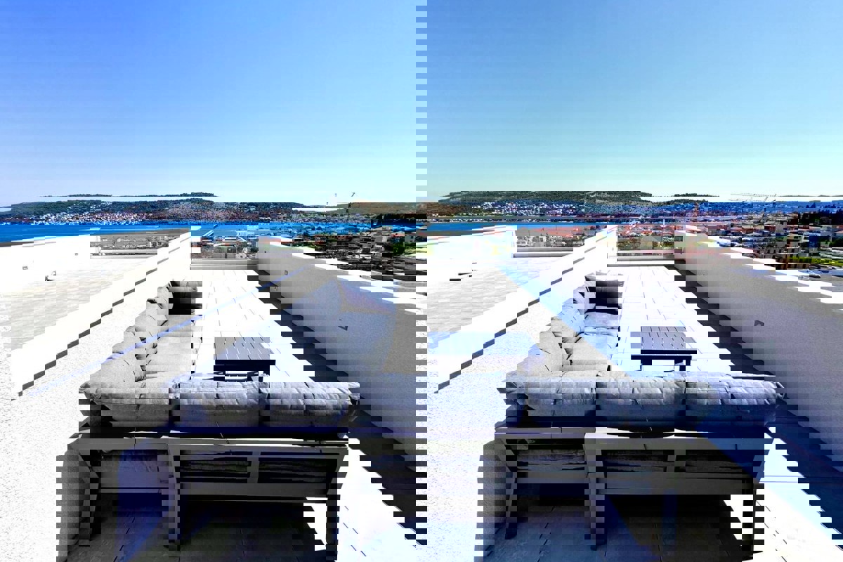 Moderno appartamento con vista mare e piscina