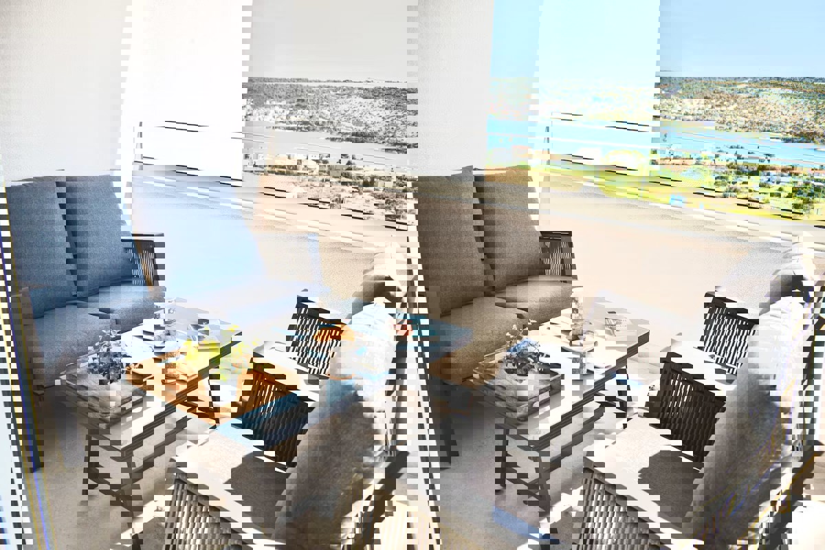 Moderno appartamento con vista mare e piscina