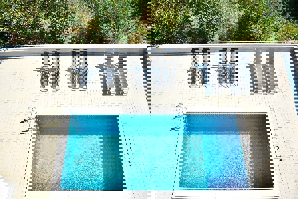 Moderno appartamento con vista mare e piscina