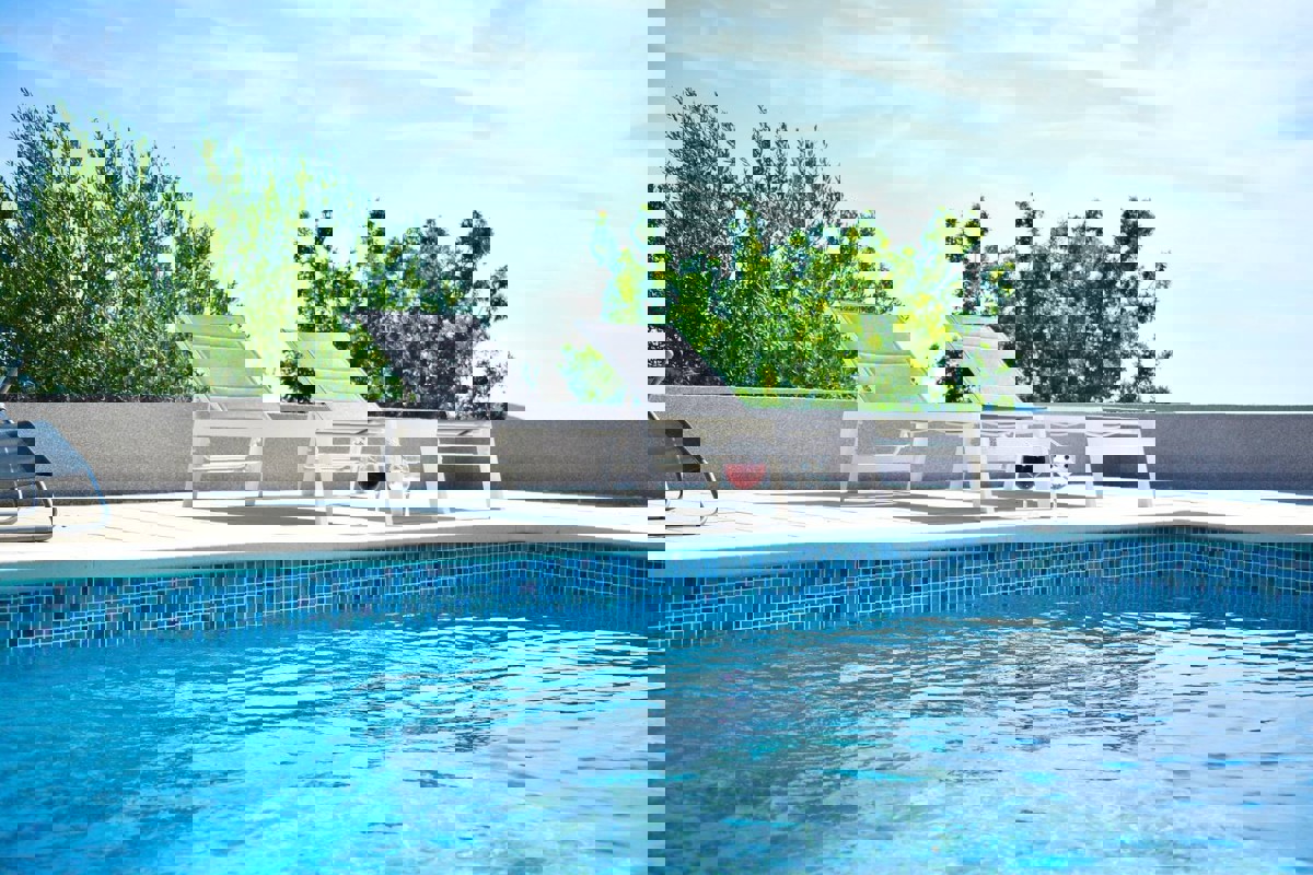 Moderno appartamento con vista mare e piscina