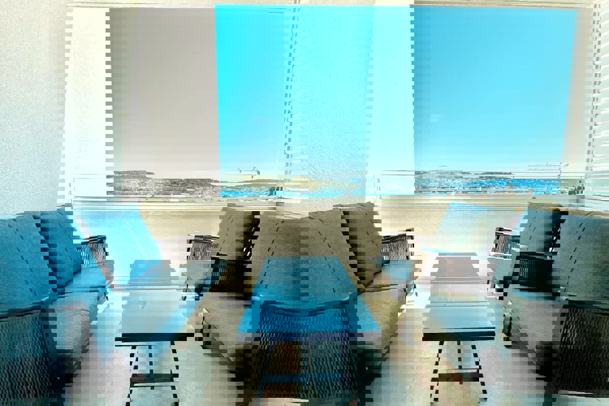 Moderno appartamento con vista mare e piscina