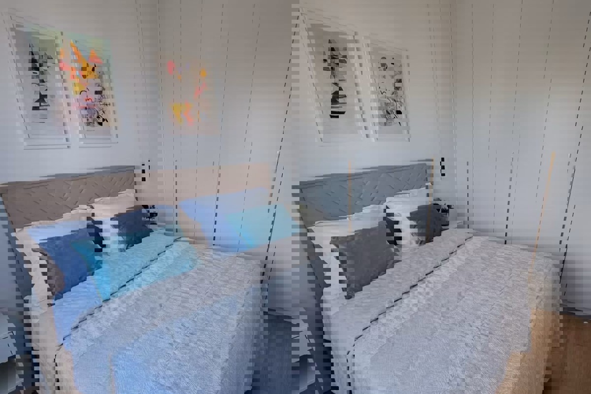 Moderno appartamento con vista mare e piscina