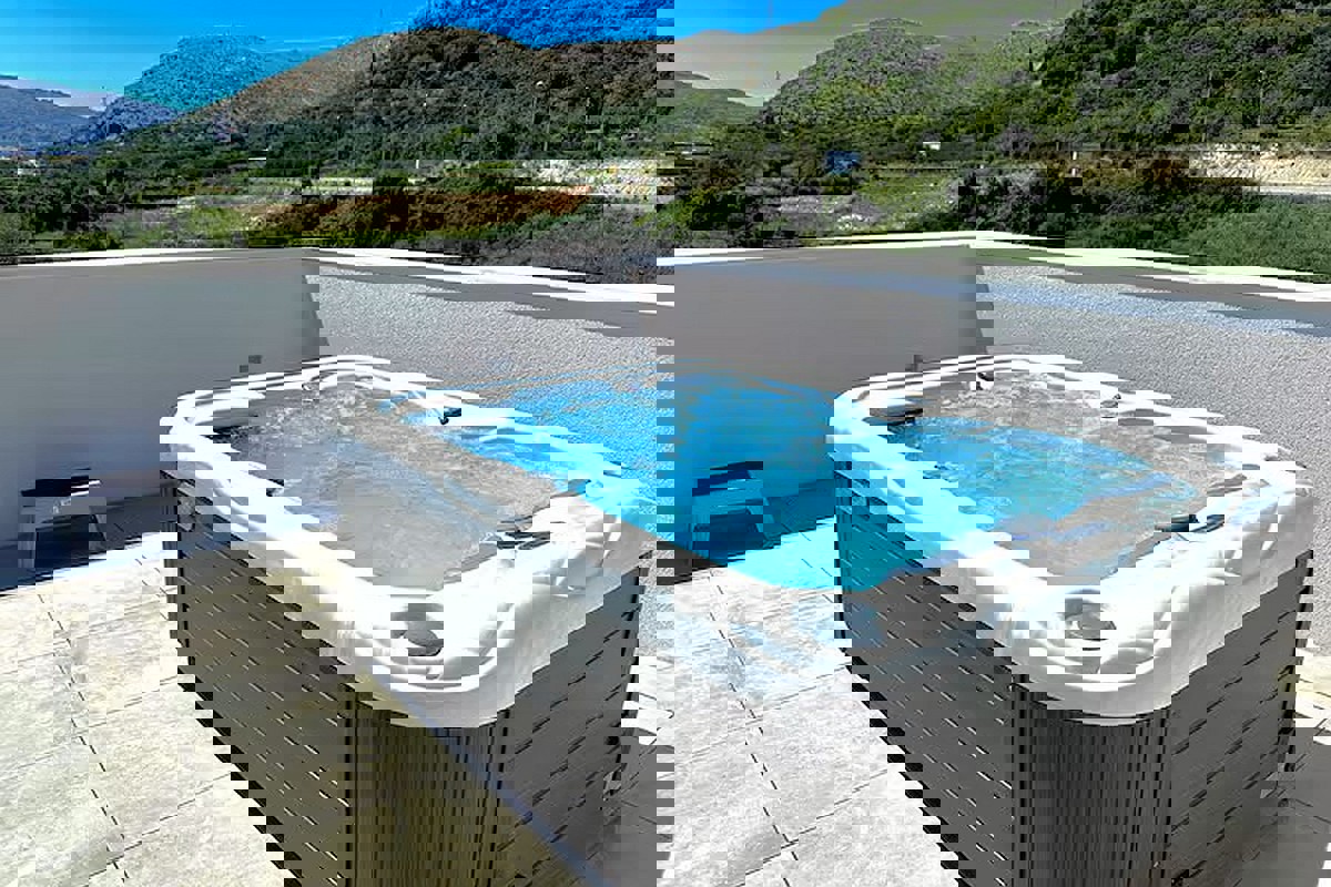 Moderno appartamento con vista mare e piscina