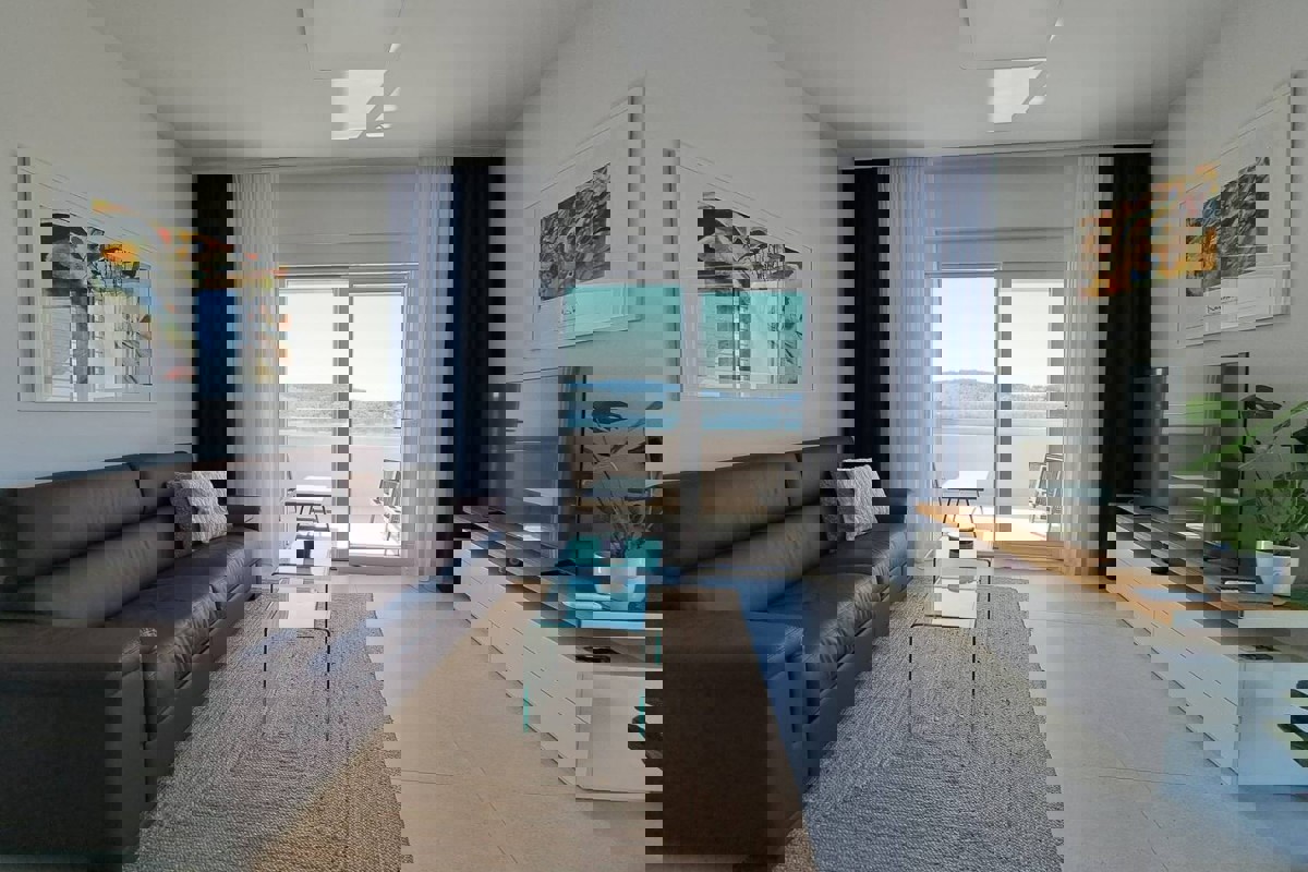 Moderno appartamento con vista mare e piscina