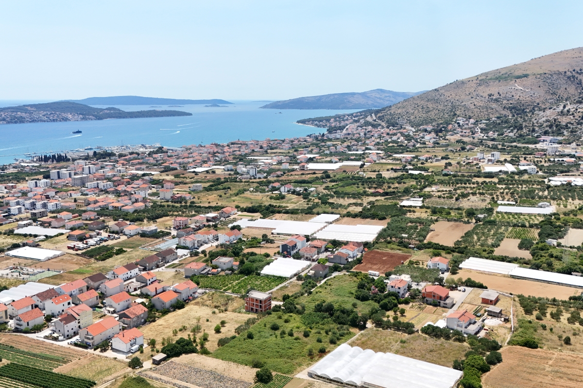 Terreno edificabile in posizione eccellente vicino al centro di Traù