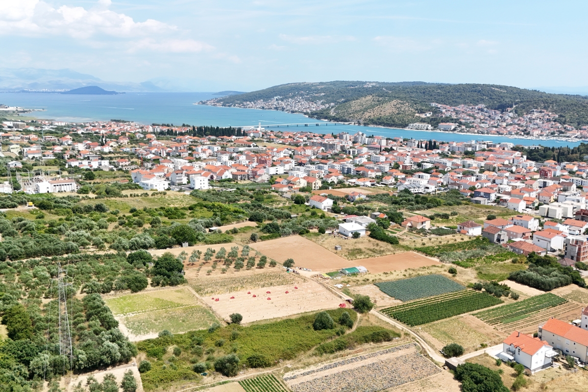 Terreno edificabile in posizione eccellente vicino al centro di Traù