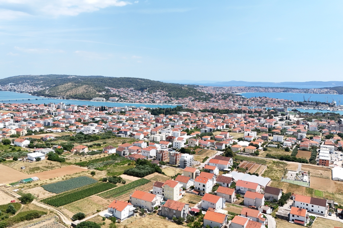 Terreno edificabile in posizione eccellente vicino al centro di Traù