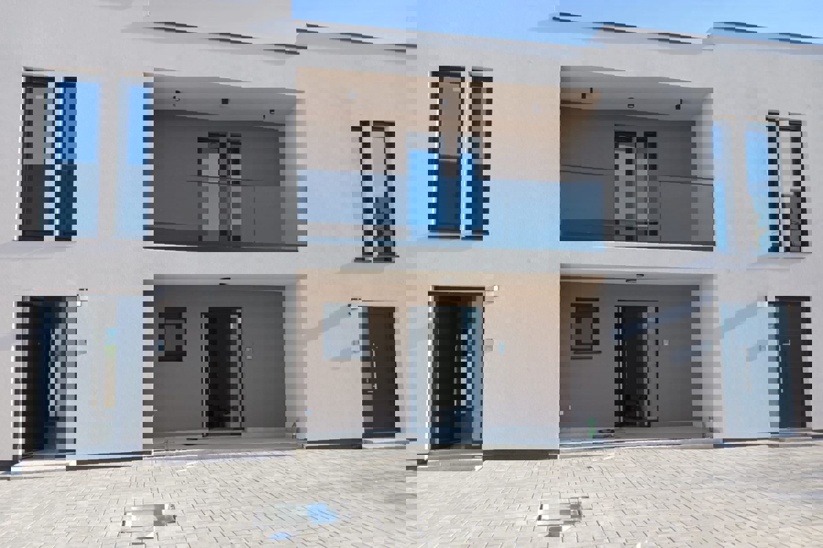 Moderno appartamento duplex con piscina vicino a Zara