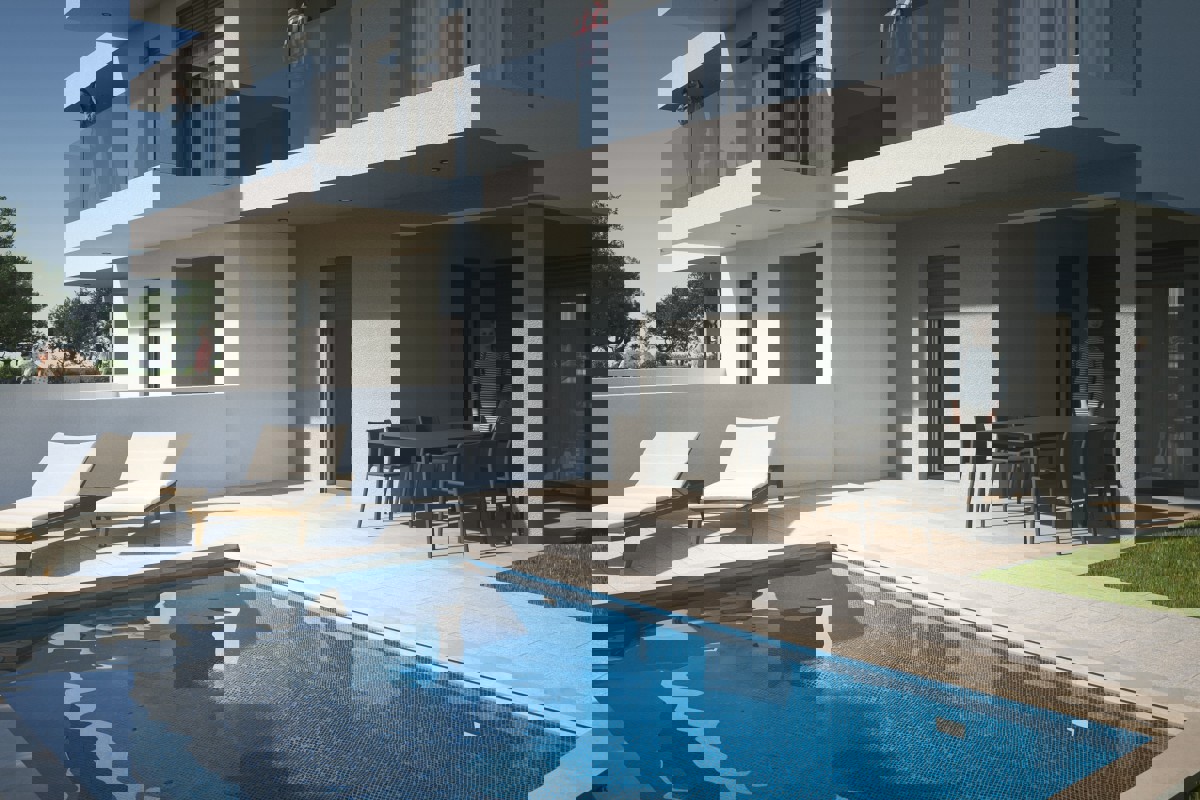 Moderno appartamento duplex con piscina vicino a Zara