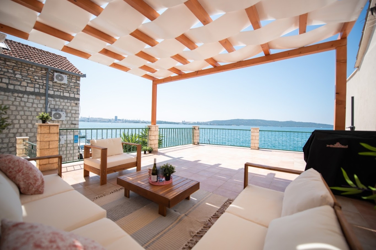 Casa in pietra in prima fila al mare