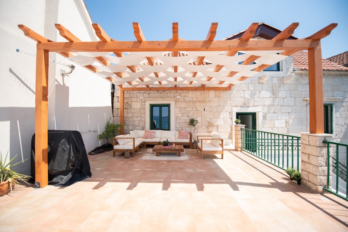 Casa in pietra in prima fila al mare