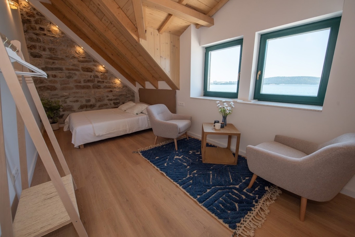 Casa in pietra in prima fila al mare