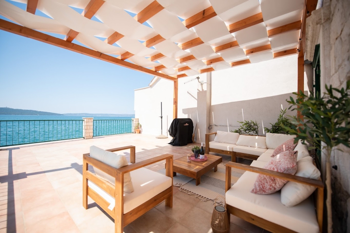 Casa in pietra in prima fila al mare