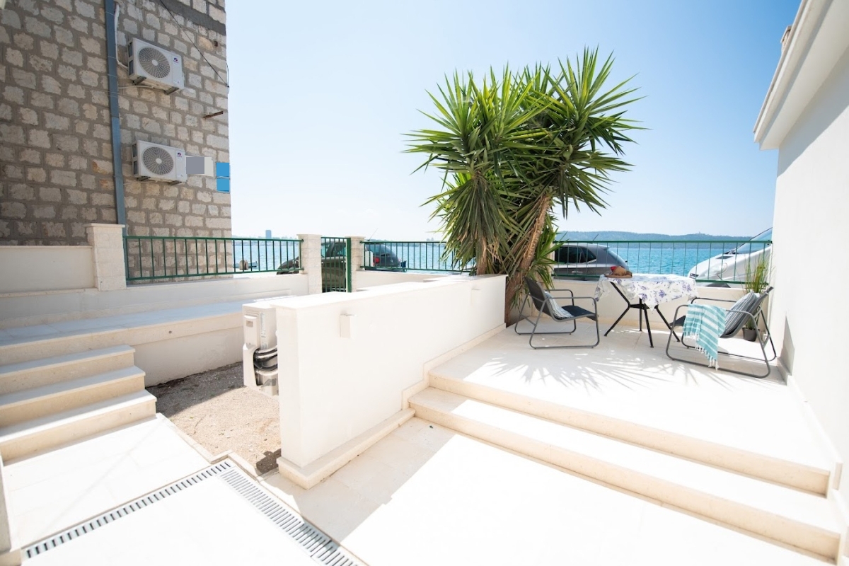 Casa in pietra in prima fila al mare