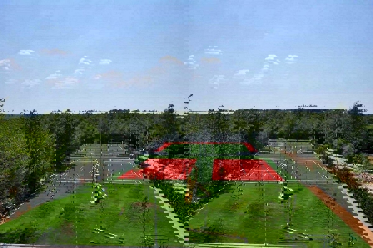 Villa con piscina e campi sportivi nel cuore dell'Istria